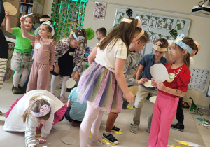 dzieci szukają obrazków z dinozaurami