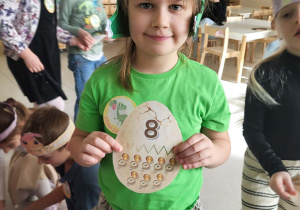 dziewczynka pokazuje złączone połówki jaja dinozaura