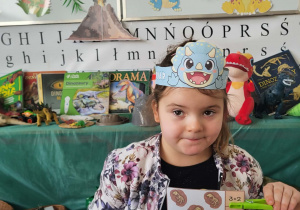 dziewczynka pokazuje przypięty spinacz zodpowiednim działaniem