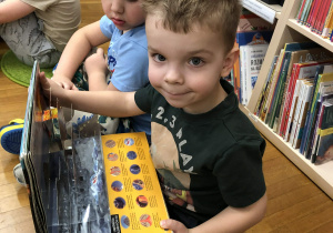 dziecko oglada książkę