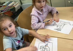 dzieci kolorują dinozaura