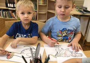 dzieci kolorują dinozaura