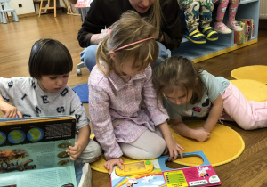 dzieci oglądają książki