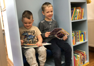 dzieci oglądają książki