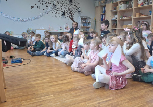 dzieci siedza na dywanie