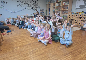 dzieci siedza na dywanie