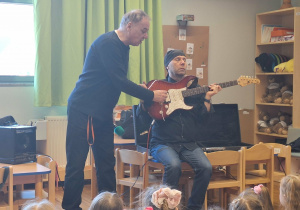 pan Witek prezentuje instrument