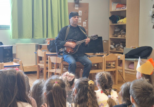 pan gra na mandolinie