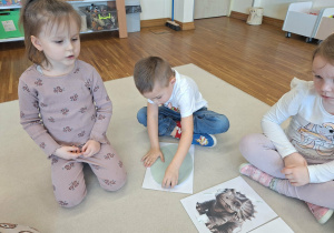 chłopiec odkrywa dinozaura