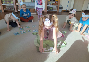 dziecko podpisuje części ciała