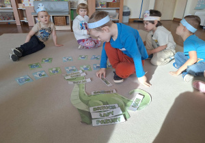 dziecko podpisuje części ciała