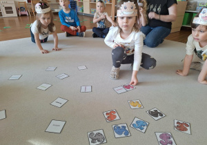 dziecko dobiera dinozaura w odpowiednim kolorze