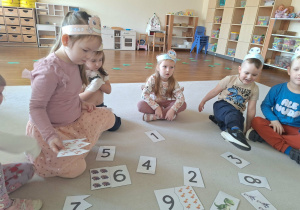 dziecko dobiera obrazek do liczby