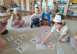 dziecko dobiera obrazek do liczby