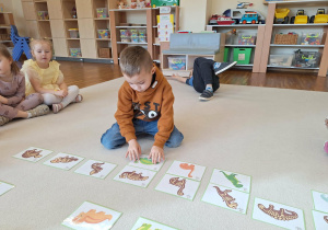 dziecko dobiera dinozaura do szkieletu