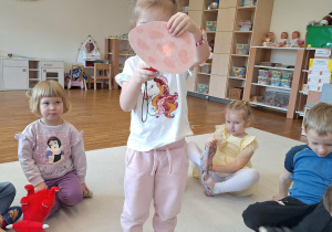 dziewczynka podświetla jajko