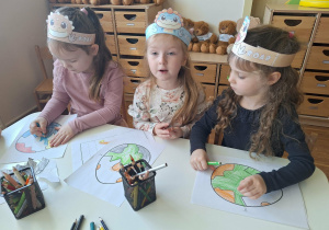 dzieci robią prace plastyczna