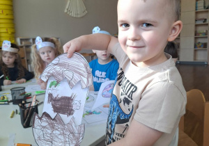 dziecko prezentuje swoja pracę