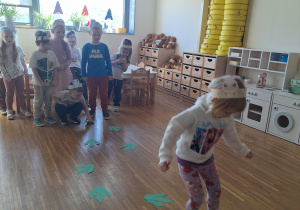 dzieci chodzą po śladach dinozaura