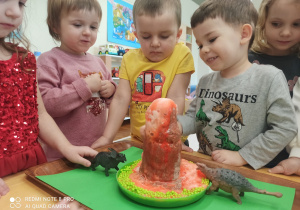 dzieci oglądają eksperyment z wulkanem