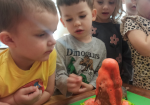 dzieci oglądają wybuchający wulkan