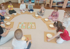 dzieci szukają szkieletów dinozaurów