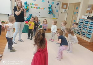 dzieci ruszają się jak dinozaur