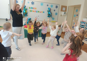 dzieci trzymają ręce w górze