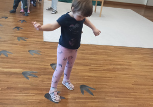 Madzia idzie po śladach dinozaura