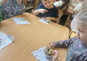 Kacperek przy stoliku