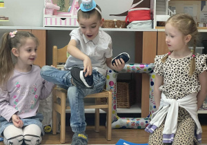 Noe sprawdza rozmiar bucika