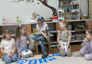 Noe pokazuje pamiątki z dzieciństwa