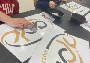 Dzieci robią kotu rumieńce