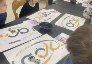 Dzieci słuchają poleceń