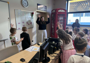 dzieci naśladują ruchy wykonywane przez uczenice