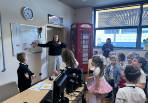 dzieci naśladują ruchy wykonywane przez uczenice