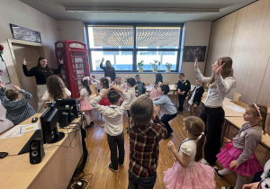 dzieci naśladują ruchy wykonywane przez uczenice