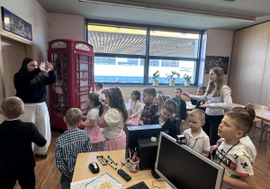 dzieci naśladują ruchy wykonywane przez uczenice