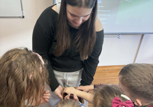 dzieci częstują się czekoladkami od uczenicy