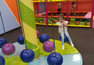 dziewczynka huśta się