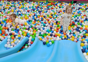 chłopiec i dziewczynka bawią się w basenie z kulkami