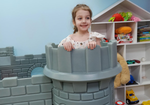 dziewczynka stoi na wieży