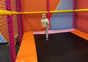 dziewczynka trzyma piłkę