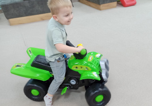 chłopiec jedzie motorkiem