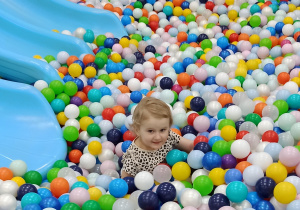 dziewczynka bawi się w basenie z kulkami