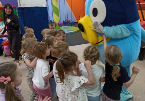 dzieci witają się z Blue