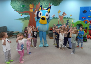 dzieci pozują do zdjęcia z Blue