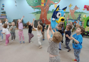 dzieci łapią bańki mydlane