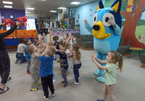 dzieci i Blue łapią bańki mydlane