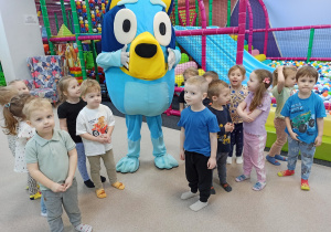 dzieci stoją wokół Blue